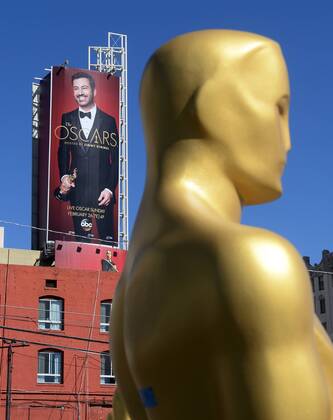 Oscar-Verleihung in Los Angeles - Vorbereitungen in Los Angeles A poster of show host Jimmy Kimmel looms over an Oscar statue awaiting their placement on the red carpet as preparations are underway for the 89th annual Academy Awards in the Hollywood section of Los Angeles on February 23, 2017. Oscar winners will be announced during an ABC telecast on Sunday, February 26th.  LAP2017022301 JIMxRUYMEN