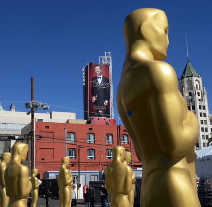 Oscar-Verleihung in Los Angeles - Vorbereitungen in Los Angeles A poster of show host Jimmy Kimmel looms over Oscar statues awaiting their placement on the red carpet as preparations are underway for the 89th annual Academy Awards in the Hollywood section of Los Angeles on February 23, 2017. Oscar winners will be announced during an ABC telecast on Sunday, February 26th.  LAP2017022303 JIMxRUYMEN