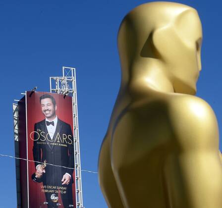 Oscar-Verleihung in Los Angeles - Vorbereitungen in Los Angeles A poster of show host Jimmy Kimmel looms over an Oscar statue awaiting their placement on the red carpet as preparations are underway for the 89th annual Academy Awards in the Hollywood section of Los Angeles on February 23, 2017. Oscar winners will be announced during an ABC telecast on Sunday, February 26th.  LAP2017022304 JIMxRUYMEN