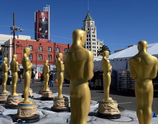 Bilder des Tages Oscar-Verleihung in Los Angeles - Vorbereitungen in Los Angeles A poster of show host Jimmy Kimmel looms over Oscar statues awaiting their placement on the red carpet as preparations are underway for the 89th annual Academy Awards in the Hollywood section of Los Angeles on February 23, 2017. Oscar winners will be announced during an ABC telecast on Sunday, February 26th.  LAP2017022305 JIMxRUYMEN