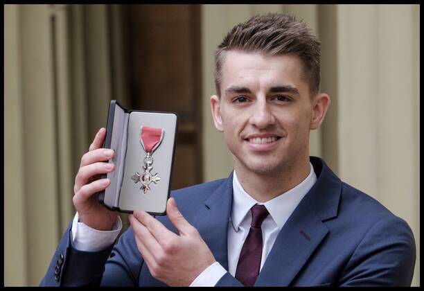 Verleihung von Ritterorden in London . 23 02 2017. London, United Kingdom. Investitures. Buckingham Palace. Gymnast Max Whitlock after the Queen s investitures at Buckingham Palace  xi-Imagesx xPoolx IIM-14494-0022