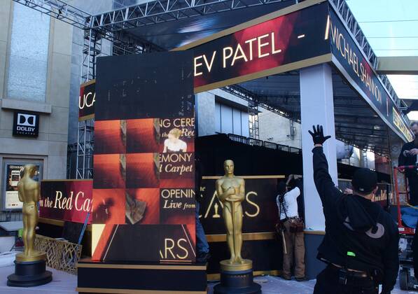Oscars 2017: Vorbereitungen in Los Angeles Local 33 stagehands work under deadline as preparations are underway for the 89th annual Academy Awards in the Hollywood section of Los Angeles on February 23, 2017. Oscar winners will be announced during an ABC telecast on Sunday, February 26th.  LAP2017022310 JIMxRUYMEN