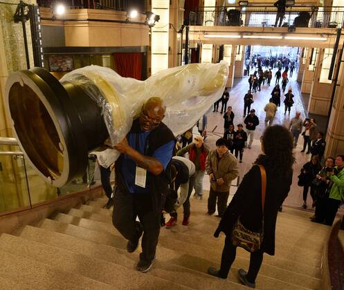 Oscars 2017: Vorbereitungen in Los Angeles A worker carries a plastic covered Oscar statue to it s final destination in front of the Dolby Theatre as preparations are underway for the 89th annual Academy Awards in the Hollywood section of Los Angeles on February 23, 2017. Oscar winners will be announced during an ABC telecast on Sunday, February 26th.  LAP2017022315 JIMxRUYMEN