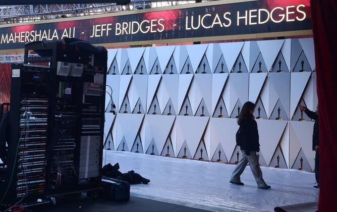 Oscars 2017: Vorbereitungen in Los Angeles A security guard walks down the red carpet covered in plastic as preparations are underway for the 89th annual Academy Awards in the Hollywood section of Los Angeles on February 23, 2017. Oscar winners will be announced during an ABC telecast on Sunday, February 26th.  LAP2017022322 JIMxRUYMEN