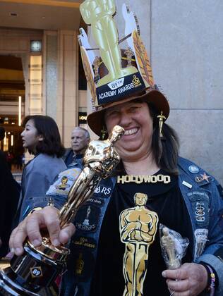 Oscars 2017: Vorbereitungen in Los Angeles Oscar bedecked fan Vivianne Robinson savors the moment as preparations are underway for the 89th annual Academy Awards in the Hollywood section of Los Angeles on February 23, 2017. Oscar winners will be announced during an ABC telecast on Sunday, February 26th.  LAP2017022324 JIMxRUYMEN