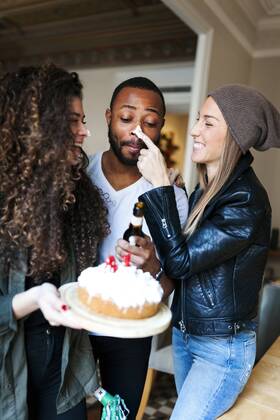 Group of young people celebrating birthday model released Symbolfoto property released VABF01073