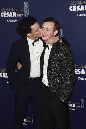 Corentin Fila (Smoking Lanvin, Schmuck Montblanc), Kacey Mottet Klein (Smoking Lanvin, Schmuck Montblanc) - Photocall - 42. Preisverleihung Cesar 2017 in Paris, Frankreich - 24 02 2017 JBAutissier Panoramic 