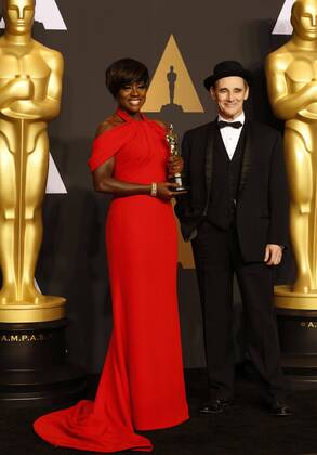 US actress Viola Davis poses at the press room after winning the Oscar to Best Actress in a Supporting Role for Fences during the 89th Academy Awards at the Dolby Theater in Hollywood, California, United States, 26 February 2017. 89TH CINEMA ACADEMY AWARDS IN HOLLYWOOD !ACHTUNG: NUR REDAKTIONELLE NUTZUNG!  Copyright: xSaalikxKhanx HWD001 20170227-636237741585940042