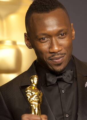 US actor Mahershala Ali poses at the press room after winning the Oscar to Best Actor in a Supporting Role for Moonlight during the 89th Academy Awards at the Dolby Theater in Hollywood, California, United States, 26 February 2017. 89TH CINEMA ACADEMY AWARDS IN HOLLYWOOD !ACHTUNG: NUR REDAKTIONELLE NUTZUNG!  Copyright: xSaalikxKhanx HWD001 20170227-636237745978219730
