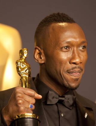 US actor Mahershala Ali poses at the press room after winning the Oscar to Best Actor in a Supporting Role for Moonlight during the 89th Academy Awards at the Dolby Theater in Hollywood, California, United States, 26 February 2017. 89TH CINEMA ACADEMY AWARDS IN HOLLYWOOD !ACHTUNG: NUR REDAKTIONELLE NUTZUNG!  Copyright: xSaalikxKhanx HWD001 20170227-636237745997251486
