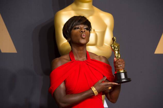 Actress Viola Davis poses after wining the Best Supporting Actress for her performance in Fences at press room of the 89th Academy Awards at the Dolby Theater in Los Angeles, the United States, on Feb. 26, 2017. ) (zxj) U.S.-LOS ANGELES-OSCAR-AWARD YangxLei 