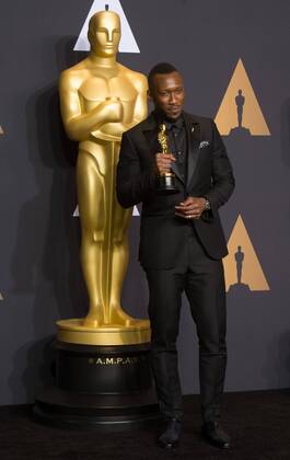 Actor Mahershala Ali poses after wining the Best Supporting Actor for his role in Moonlight at press room of the 89th Academy Awards at the Dolby Theater in Los Angeles, the United States, on Feb. 26, 2017. ) (zxj) U.S.-LOS ANGELES-OSCAR-AWARD YangxLei 