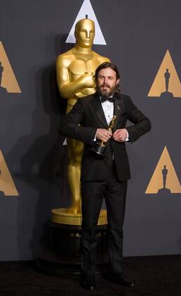 Actor Casey Affleck poses after winning the Best Actor award for his performance in Manchester by the Sea at press room of the 89th Academy Awards at the Dolby Theater in Los Angeles, the United States, on Feb. 26, 2017. ) (zxj) U.S.-LOS ANGELES-OSCAR-AWARD YangxLei 