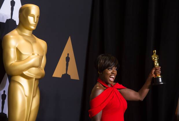 Actress Viola Davis poses after winning the Best Supporting Actress for her performance in Fences at press room of the 89th Academy Awards at the Dolby Theater in Los Angeles, the United States, on Feb. 26, 2017. ) (zxj) U.S.-LOS ANGELES-OSCAR-AWARD YangxLei 
