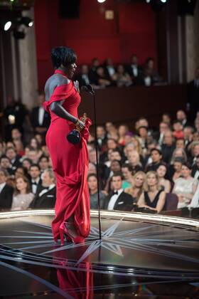 Feb 26, 2017 - Hollywood, California, U.S - VIOLA DAVIS accepts the Oscar® for Performance by an actress in a supporting role, for her role in Fences during the live ABC Telecast of The 89th Oscars® at the Dolby® Theatre in Hollywood, CA on Sunday, February 26, 2017. Hollywood U.S - ZUMAz03_ 20170226_sho_z03_537 Copyright: xRichardxHarbaughx