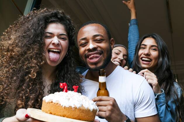 Group of young people celebrating birthday model released Symbolfoto property released VABF01075