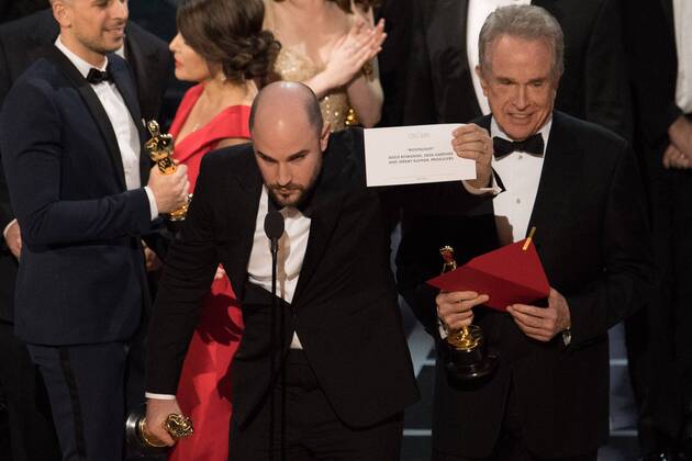 Feb 26, 2017 - Hollywood, California, U.S. - JORDAN HOROWITZ, Jimmy Kimmel and Warren Beatty on stage during The 89th Oscars at the Dolby Theatre. Hollywood U.S. - ZUMAz03_ 20170226_sho_z03_767 Copyright: xMarkxSuban.x