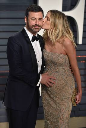 Jimmy Kimmel gets a kiss from his wife Molly McNearney as they arrive for the Vanity Fair Oscar Party at the Wallis Annenberg Center for the Performing Arts in Beverly Hills, California on February 26, 2017.  LAP201702262107 CHRISTINExCHEW