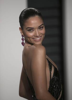 February 27, 2017 - Beverly Hills, California, U.S - Shanina Shaik on the red carpet at the 2017 Vanity Fair Oscar Party held at the Wallis Annenberg Center in Beverly Hills, California, Sunday February 26, 2017. JAVIER ROJAS PI Beverly Hills U.S. - ZUMAp124 20170227_zaa_p124_120 Copyright: xPrensaxInternacionalx