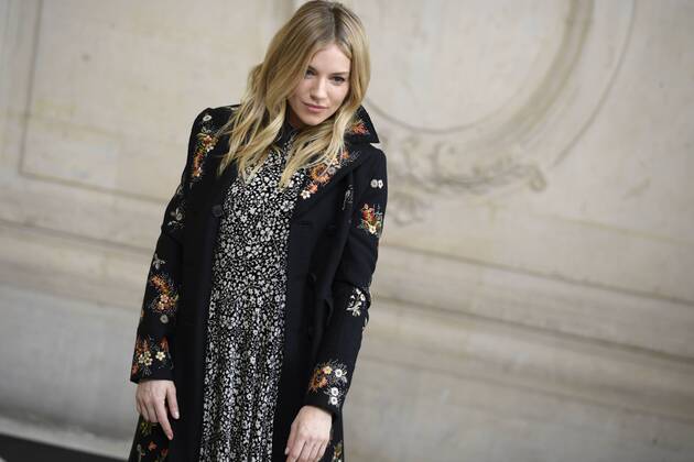 216031 Valentin Paoli Starface 2017-03-03 Paris France Paris Fashion Week. Defile PAP Automne-hiver 2017 DIOR. Arrivees. Paris Fashion Week. Arrivals at Dior Show. Miller, Sienna Copyright: xValentinxPaolix xStarfacex STAR_216031_020