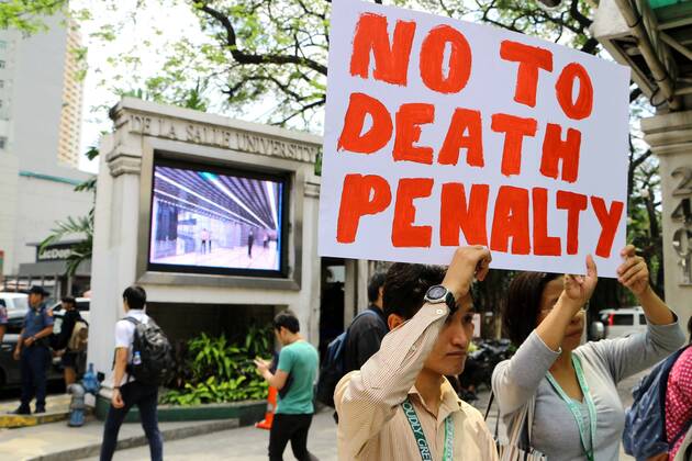 Philippinen: Protest gegen Todesstrafe in Manila Philippines: Protest No to Death Penalty Students & teacher’s joined to the noise barrage to condemn the proposed return of Death Penalty in front of De La Salle University in Taft Avenue, Manila City on March 8, 2017.  GregorioxDantesxJr.