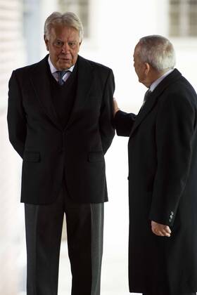 Felipe Gonzalez and Carlos Solgacha attends to the act of imposition of the great cross of the civil order of Alfonso X el Sabio to D. Francisco Luzon Lopez at Reina Sofia Museum in Madrid. March 13, 2017.  (20170313008)