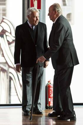 Felipe Gonzalez and King Juan Carlos attends to the act of imposition of the great cross of the civil order of Alfonso X el Sabio to D. Francisco Luzon Lopez at Reina Sofia Museum in Madrid. March 13, 2017.  (20170313025)
