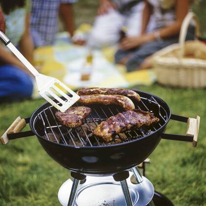 Steaks und Bratwuerste auf Grill, Leute im Hintergrund (model-released) Copyright: xMEVx ALLMVAID010FR01