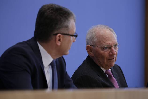 Staatssekretär Werner Gatzer, BMF, Bundesminister der Finanzen Dr. Wolfgang Schäuble, Deutschland, Berlin, Bundespressekonferenz, Thema: Eckwerte des Bundeshaushalts 2018 und des Finanzplans bis 2021