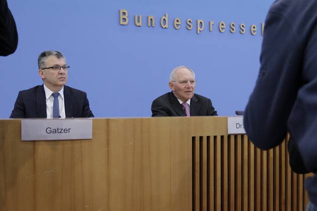 Staatssekretär Werner Gatzer, BMF, Bundesminister der Finanzen Dr. Wolfgang Schäuble, Deutschland, Berlin, Bundespressekonferenz, Thema: Eckwerte des Bundeshaushalts 2018 und des Finanzplans bis 2021