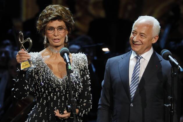 MOSCOW, RUSSIA - MARCH 18, 2017: Italian actress Sophia Loren (L) and Vladimir Spivakov, artistic director and principal conductor of the National Philharmonic of Russia and the Moscow Virtuosi Chamber Orchestra, at a ceremony to present BraVo international music awards at the Bolshoi Theatre. Mikhail Japaridze TASS  TS044C5D