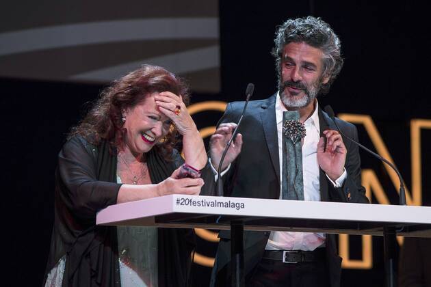 Argentinian actor Leonardo Sbaraglia (R), accompained by his mother Roxana Randon, speaks after receiving the Malaga-Sur Award during the 20th Edition of the Malaga Film Festival of Spanish Cinema at Cervantes Theater in Malaga, Spain, 18 March 2017. MALAGA FILM FESTIVAL OF SPANISH CINEMA !ACHTUNG: NUR REDAKTIONELLE NUTZUNG!  Copyright: xJorgexZapatax GRA560 20170318-636254773915535656