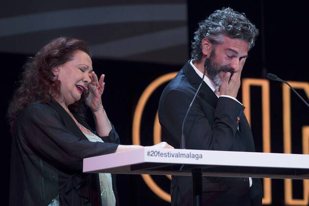 Argentinian actor Leonardo Sbaraglia (R), accompained by his mother Roxana Randon, speaks after receiving the Malaga-Sur Award during the 20th Edition of the Malaga Film Festival of Spanish Cinema at Cervantes Theater in Malaga, Spain, 18 March 2017. MALAGA FILM FESTIVAL OF SPANISH CINEMA !ACHTUNG: NUR REDAKTIONELLE NUTZUNG!  Copyright: xJorgexZapatax GRA560 20170318-636254774560743384