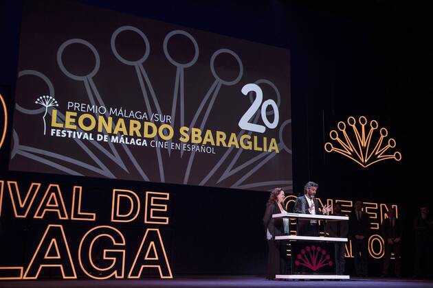 Argentinian actor Leonardo Sbaraglia (R), accompained by his mother Roxana Randon, speaks after receiving the Malaga-Sur Award during the 20th Edition of the Malaga Film Festival of Spanish Cinema at Cervantes Theater in Malaga, Spain, 18 March 2017. MALAGA FILM FESTIVAL OF SPANISH CINEMA !ACHTUNG: NUR REDAKTIONELLE NUTZUNG!  Copyright: xJorgexZapatax GRA560 20170318-636254774590539002