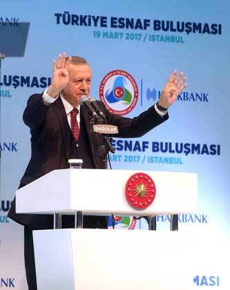 Bilder des Tages Turkish President Recep Tayyip Erdogan meets with the members of Chamber of Merchants and Craftsmen at Bagcilar city of Istanbul, 19th of March, 2017. 15651923