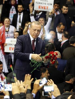Bilder des Tages Turkish President Recep Tayyip Erdogan meets with the members of Chamber of Merchants and Craftsmen at Bagcilar city of Istanbul, 19th of March, 2017. 15651937