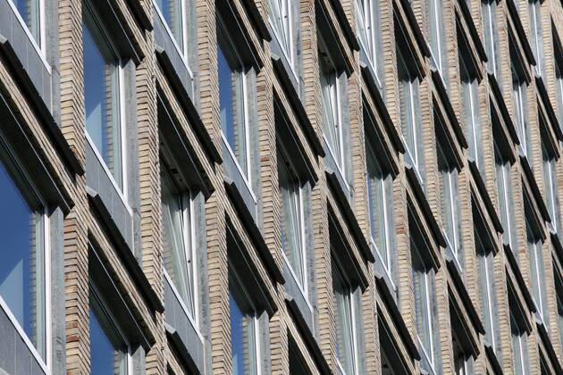 Hamburger Grindelhochhaeuser Hamburg, Hamburger, Europa, europe, Norddeutschland, norddeutsch, Hansestadt, germany, Deutschland, Aussenaufnahme, draussen, tagsueber, Stadt, city, norddeutsche, Hamburger, Hamburg, Deutschland, Europa, europe, Grindel Hochhaus in Hamburg, Grindelhochhaeuser, Wohnhaus, Wohnhaeuser, Hochhaus, Hochhaeuser, Hochhaussiedlung, Grindelhochhaus, Gebaeude, aussen, Aussenaufnahme, builing, apartment house, exterior, Siedlung, wohnen, Wohnungen, 50er Jahre, fuenfziger, Harvestehude, Harvestehuder, Eimbsbuettel, Hochhausscheibe, Hochhausscheiben, Wohnmaschine, Wohnmaschinen, Architekten: Bernard Hermkes, Rudolf Jaeger, Albrecht Sander, Ferdinand Streb, Freitz Trautwein und Hermann Zess, Eimsbuettel, Eimsbuettler, Eimsbuetteler, Grindelallee, Hochhaus, Nachkriegsmoderne, Fassade, Raster, Rasterfassade, Fassaden, Fenster,