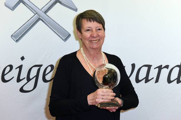 12. Steiger Award am 25.03.2017 in der Zeche Hansemann in Dortmund Bundesumweltministerin Barbara Hendricks mit dem Steiger Award xRx