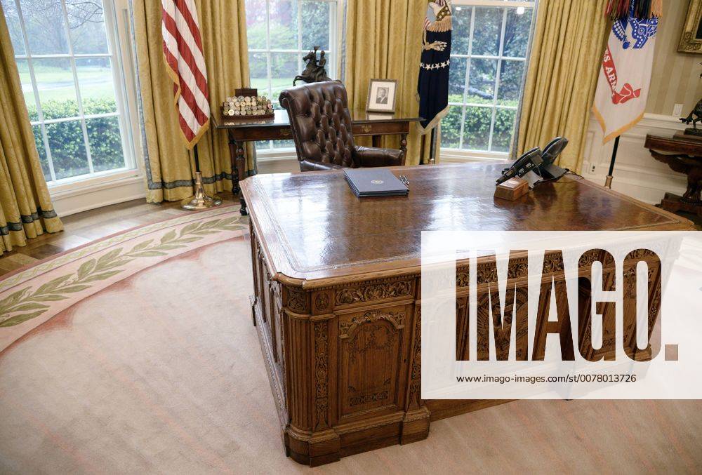 Stockfoto The Resolute Desk Is Seen In The Oval Office