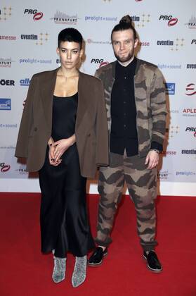 Alina Süggeler und Andi Weizel von Frida Gold bei der 12. Verleihung des PRG Live Entertainment Award in der Festhalle Frankfurt. Frankfurt am Main, 03.04.2017 Foto:xS.xGabschx xFuturexImage