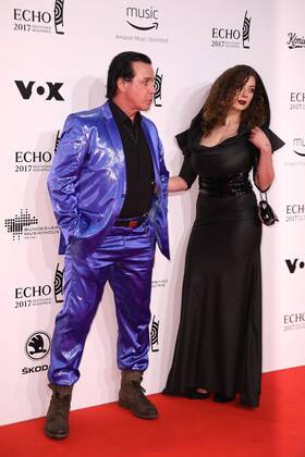 Bilder des Tages Till Lindemann und Leila Lowfire bei der Verleihung vom Echo am 06.04.2017 in Berlin Echo Verleihung 2017 in Berlin 