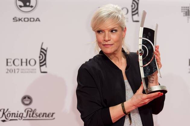 Berlin, Germany 06.04.2017, Echo 2017 Deutscher Musikpreis, Ina Mueller mit dem Echo in der Kategorie Kuenstlerin Pop national ( DeFodi001