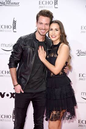 Sebastian Pannek mit Freundin Clea-Lacy Juhn Roter Teppich zur Echo Verleihung 2017 in der Messe Berlin am 06.04.2017