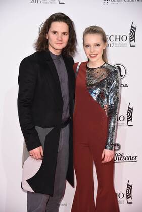 Lina Larissa Strahl mit Freund Tilman Poerzgen Roter Teppich zur Echo Verleihung 2017 in der Messe Berlin am 06.04.2017