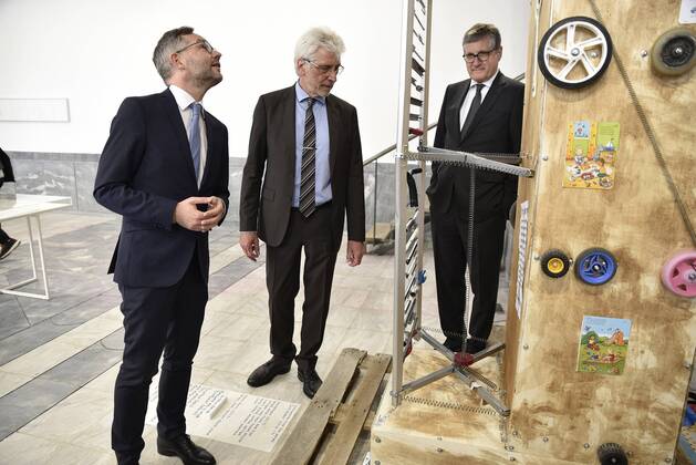 07.04.2017 xkhx, Athen Impressionen, documenta 14 Athen Rundgang Staatsminister für Europa im Auswärtigen Amt Michael Roth und Kassels Oberbürgermeister Bertram Hilgen, Botschafter Dr. Peter Schoof, vor einer Installation von Guillermo Galindo aus Gegenständen aus Flüchtlingsunterkünften bei Kassel