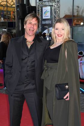 Steve Norman (von Spandau Ballet ) und Sabrina Winter bei der Verleihung vom Radio Regenbogen Award im Europapark Rust am 7.04.2017 in Rust Radio Regenbogen Award 2017 im Europapark in Rust 