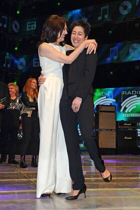 RADIO REGENBOGEN AWARD 2017. Iris Berben und Dunja Hayali anläßlich der Verleihung des Medienpreises aus Baden-Württemberg Radio Regenbogen Award am 07.04.2017 im Europapark Rust.