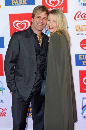 RADIO REGENBOGEN AWARD 2017. Steve Norman ( Spandau Ballet ) und Sabrina Winter anläßlich der Verleihung des Medienpreises aus Baden-Württemberg Radio Regenbogen Award am 07.04.2017 im Europapark Rust.