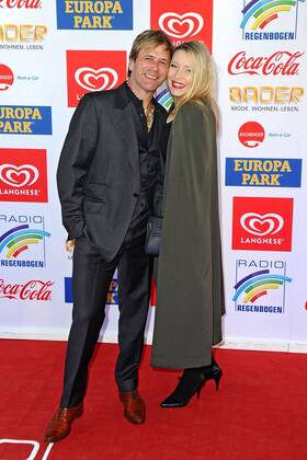 RADIO REGENBOGEN AWARD 2017. Steve Norman ( Spandau Ballet ) und Sabrina Winter anläßlich der Verleihung des Medienpreises aus Baden-Württemberg Radio Regenbogen Award am 07.04.2017 im Europapark Rust.