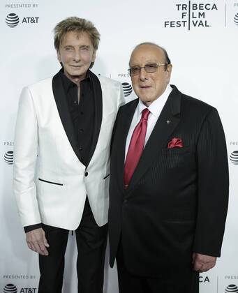 Bilder des Tages Clive Davis and Barry Manilow arrive on the red carpet at the Clive Davis: The Soundtrack Of Our Lives Premiere at Radio City Music Hall on April 19, 2017 in New York City.  NYP20170419173 JOHNxANGELILLO